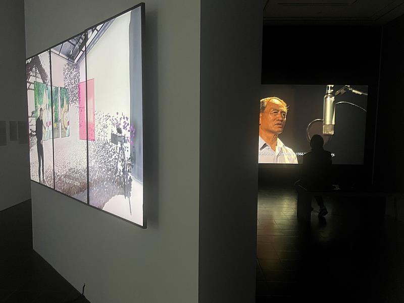 臺灣藝術家許家維展場作品剪影。左為《一位來自金三角的演員》，右為《廢墟情報局》。