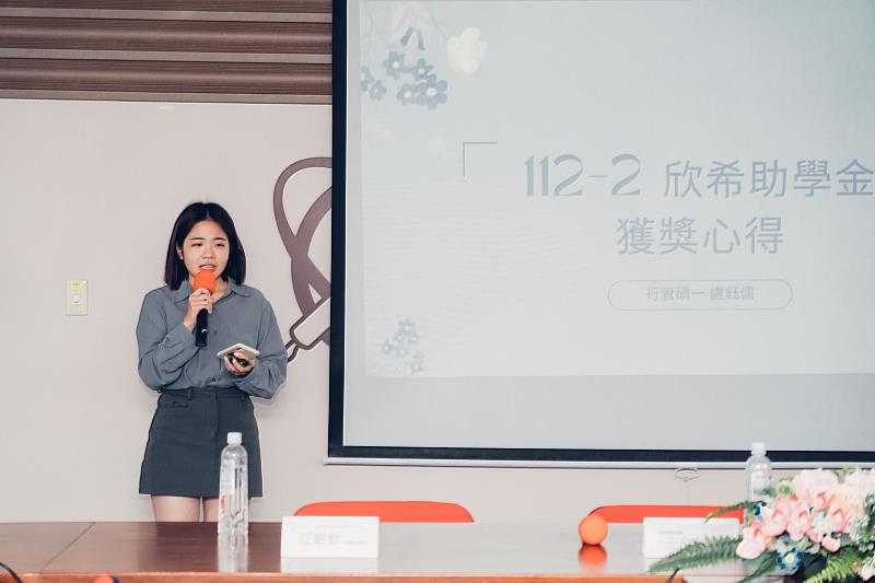 世新行管系碩士班盧鈺儒說獲獎讓她有信心去追尋學業目標。（世新大學提供）