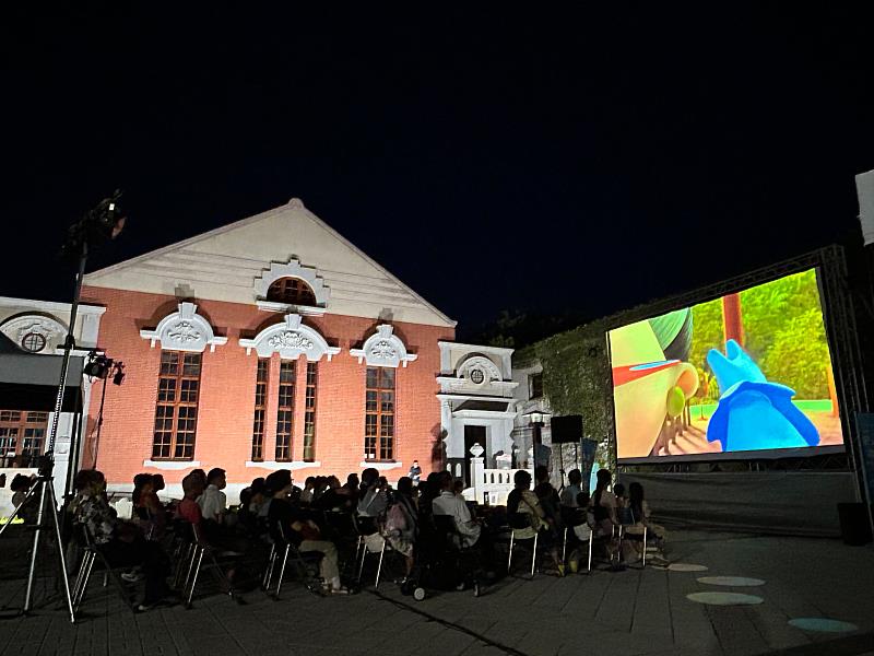 112年螢火蟲電影院於公會堂前方廣場播映影片情形