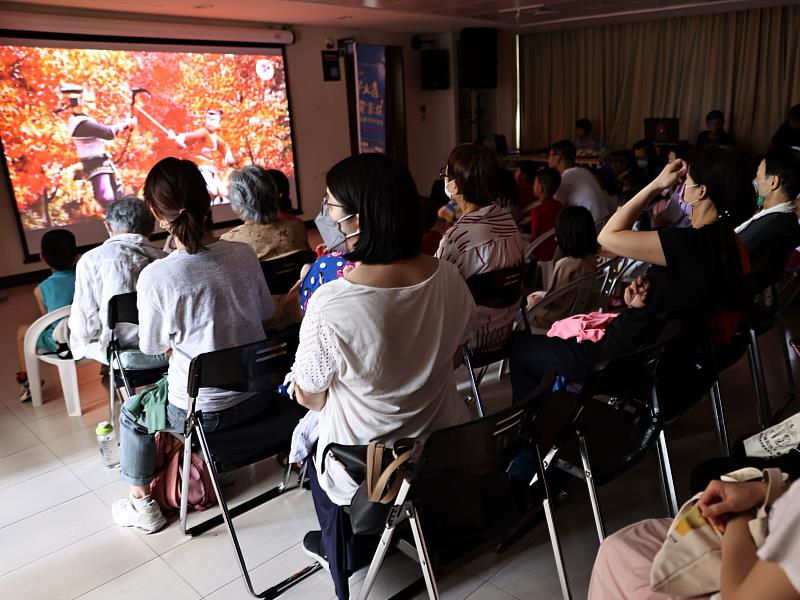 112年螢火蟲電影院民眾於新奇岩社會住宅觀賞諸葛四郎-英雄的英雄影片