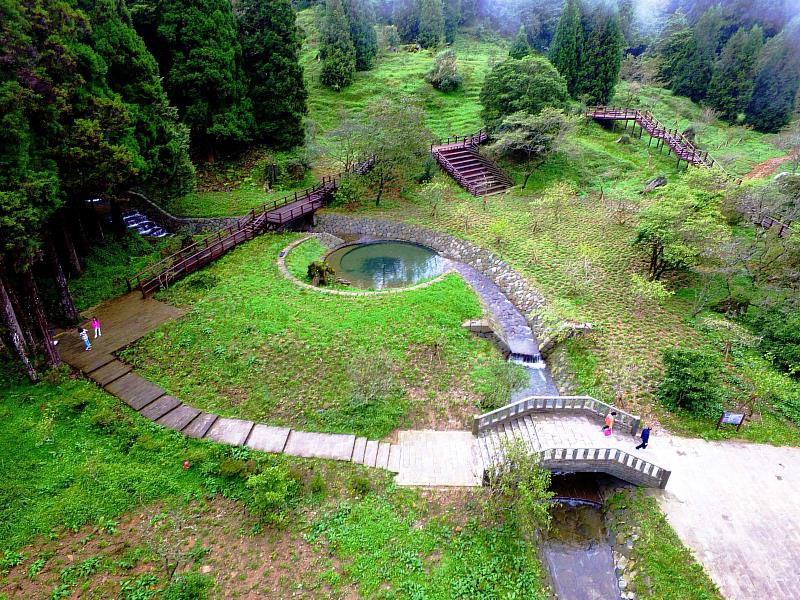 阿里山森林遊樂區木蘭園排水改善工程，設置有生態靜水池及漿砌石護岸