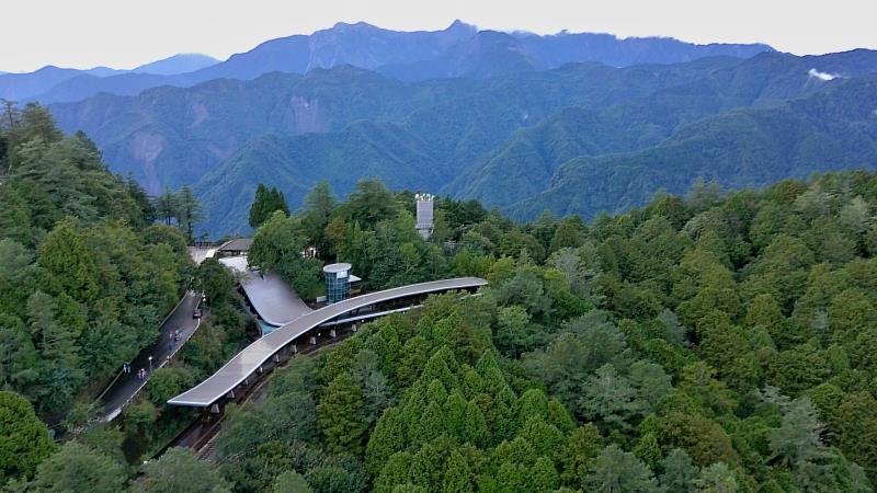 改建後的祝山車站充分利用自然地形坡度，創造美麗的站體弧線（阿里山林業鐵路及文化資產管理處提供-吳明翰攝）