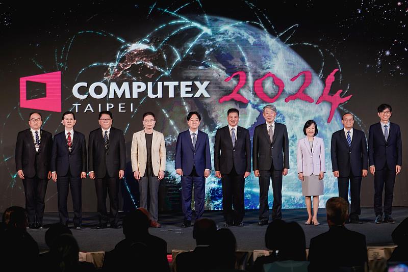 COMPUTEX開幕典禮大合照。(左4外貿協會董事長黃志芳、左5中華民國總統賴清德)(貿協提供)