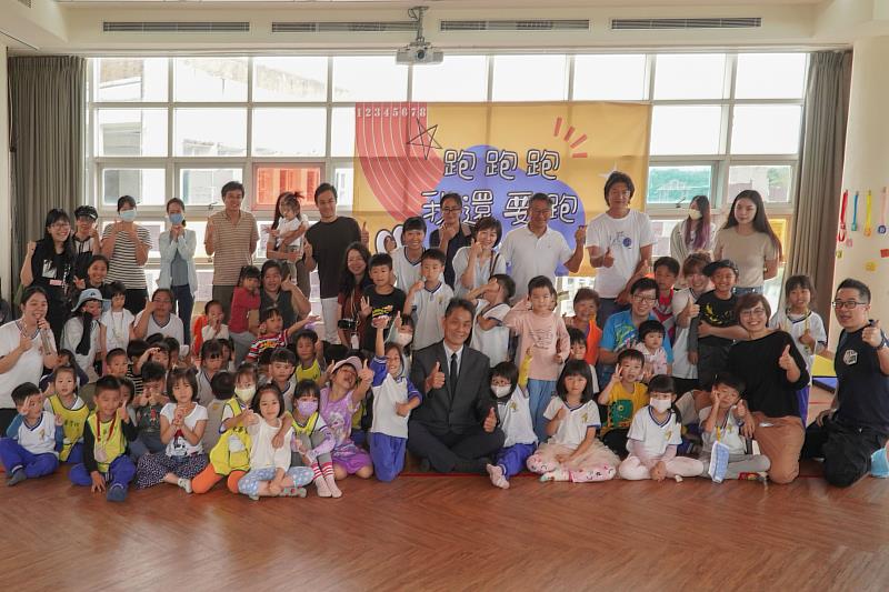 東華實幼小朋友們與徐輝明校長、藝術中心魏廣晧主任以及家長們拍大合照。