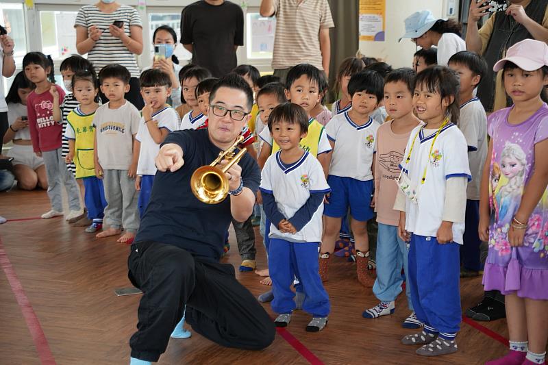 藝術中心魏廣晧主任化身孩子專屬的「小號葛格」，與音樂系爵士組的鼓手「鑫瓚葛格」合奏一曲「L-O-V-E-」。