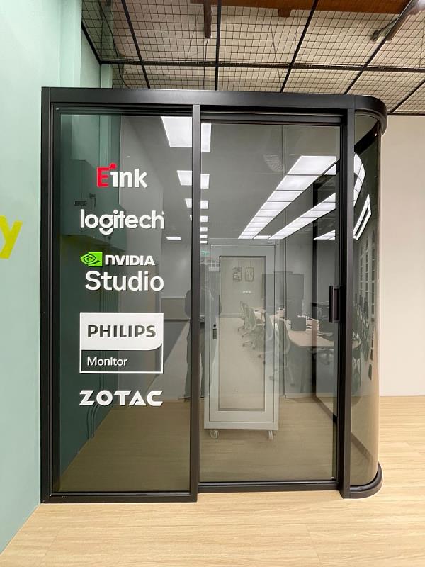 成大攜手 NVIDIA、Logitech、ZOTAC、 Philips Monitors 及元太科技打造「NVIDIA Studio X 永續．創新．智慧教室」