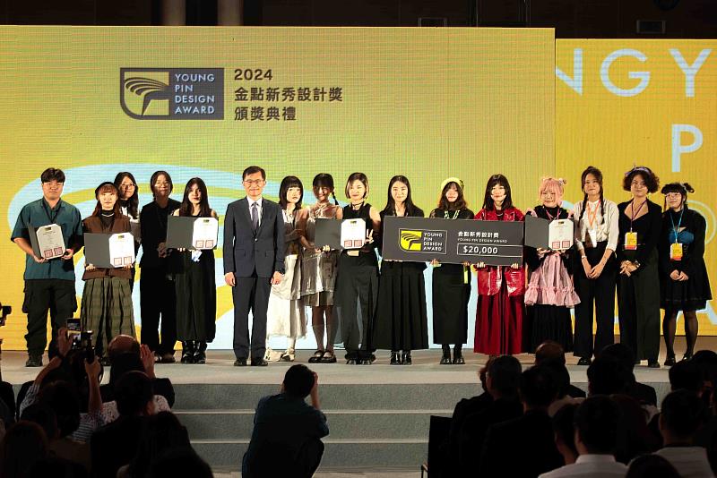 《颱風麵》導演蘇柏育(左1)、《門縫》導演陳郁昀(左2)榮獲金點新秀設計獎，上台接受表揚