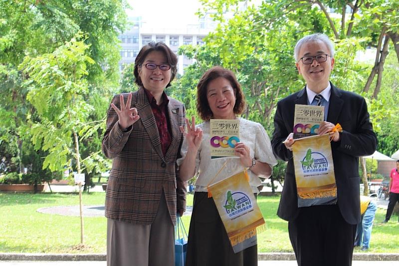 Foundation for Yunus Social Business Taiwan President ,Philippa Tsai (left) presented the book 