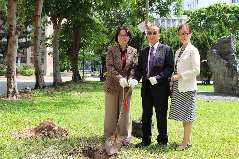 Foundation for Yunus Social Business Taiwan President Philippa Tsai (far left), former Director General of the Ministry of Foreign Affairs’ European Affairs Department and Honorary Advisor of the Foundation for Yunus Social Business Taiwan Ambassador Chiu Zhong Ren and his wife (far right, second from right), together planted pink shower trees at the Sanmin campus of National Taichung University of Science and Technology.