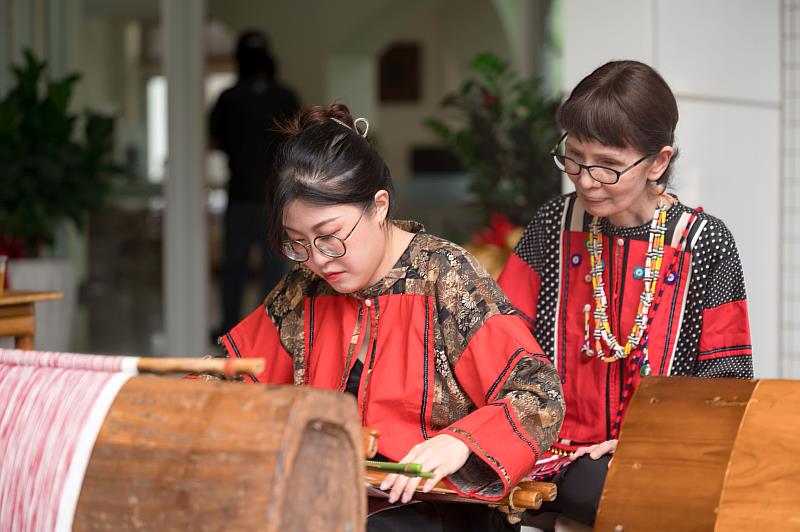 重要傳統工藝賽德克族Gaya_tminun傳統織布保存者張鳳英藝師(右)則帶領藝生現場創作賽德克族傳統織布