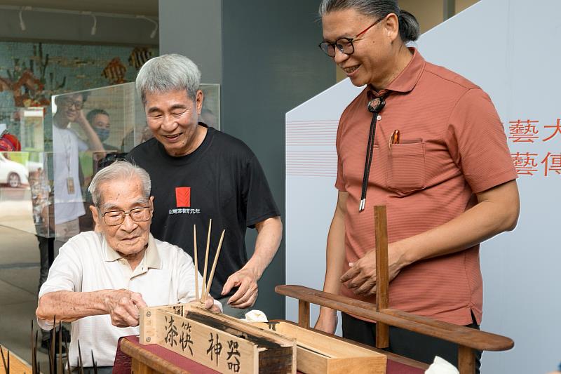 開場儀式中邀請年屆103歲的漆藝人間國寶王清霜藝師(左1)及家傳第二代王賢民藝師(中)，現場示範表演漆藝之美。