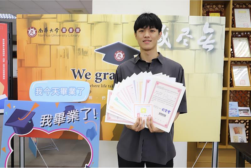 南華大學財務金融學系應屆畢業生曹星雲共取得19張金融專業證照，榮登證照王。