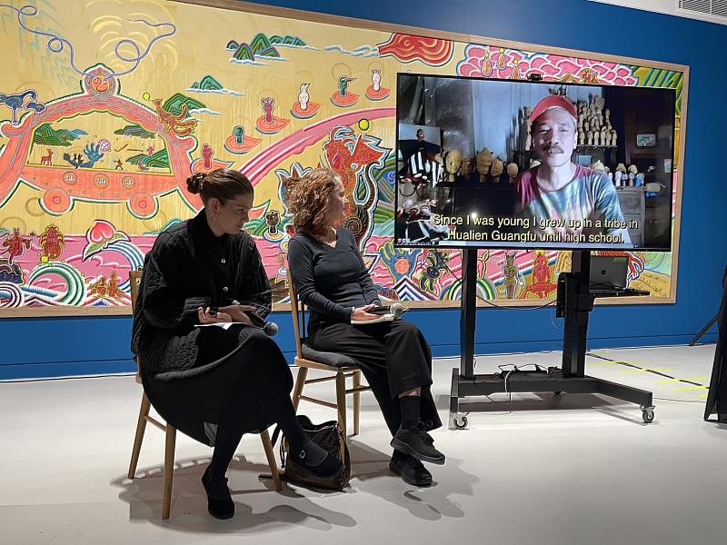 第24屆雪梨雙年展閉幕週臺灣焦點活動，昆士蘭科技大學創意產業及視覺藝術副教授麥書菲（右）及助理策展人比莉．菲利浦斯（左）說明參展藝術家李俊陽成長期間的臺灣民主運動。