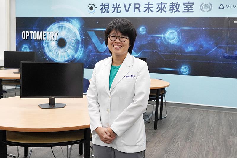 大葉大學視光學系陳雅郁老師提醒大家使用數位產品要注意視覺健康