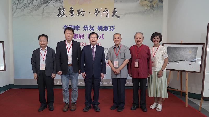 勤益科大舉辦李轂摩、蔡友、姚淑芬書畫聯展，南投縣文化局局長林榮森細(左1)、台中市文化局副局長曾能汀(左2)應邀致詞。