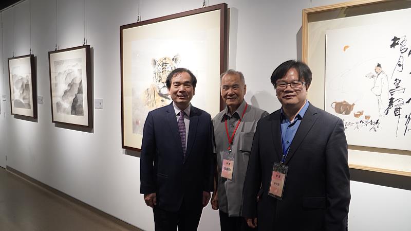 李轂摩老師(中)展出10件精彩作品、取材自自然鄉野表達對生活的領悟