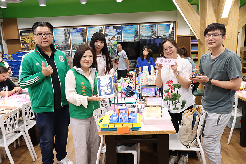 基隆市港西國小校長吳哲銘(左一)及「創客好好玩」教師向張榮發基金會執行長鍾德美(左二)與基隆市政府教育處吳雨潔科長(左三)展示學生創客課程學習成果。