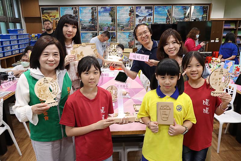基隆市暖暖國小校長彭雪峯(右四)及「創客好好玩」師生,向張榮發基金會執行長鍾德美(左二)與基隆市教育處吳雨潔科長(左三)展示學生創客課程雷雕作品。