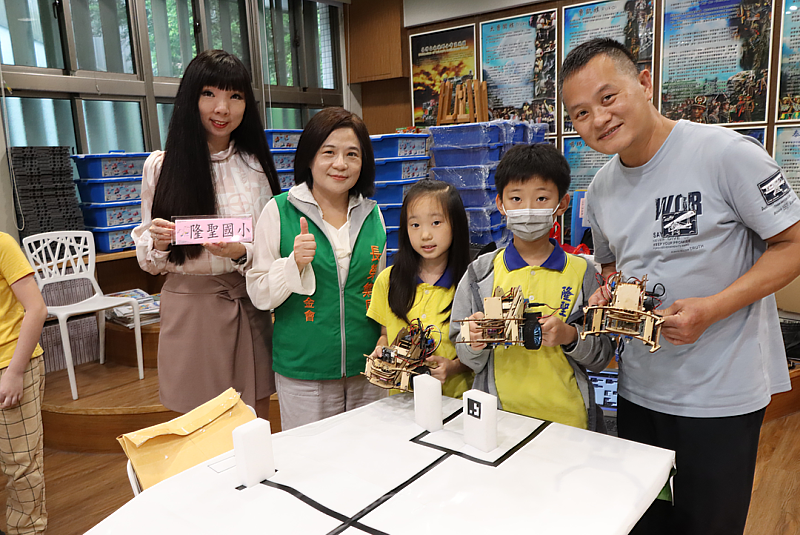 基隆市隆聖國小學生,向張榮發基金會執行長鍾德美(左二)及基隆市政府教育處吳雨潔科長(左一)示範自己創作的智慧小車成果。