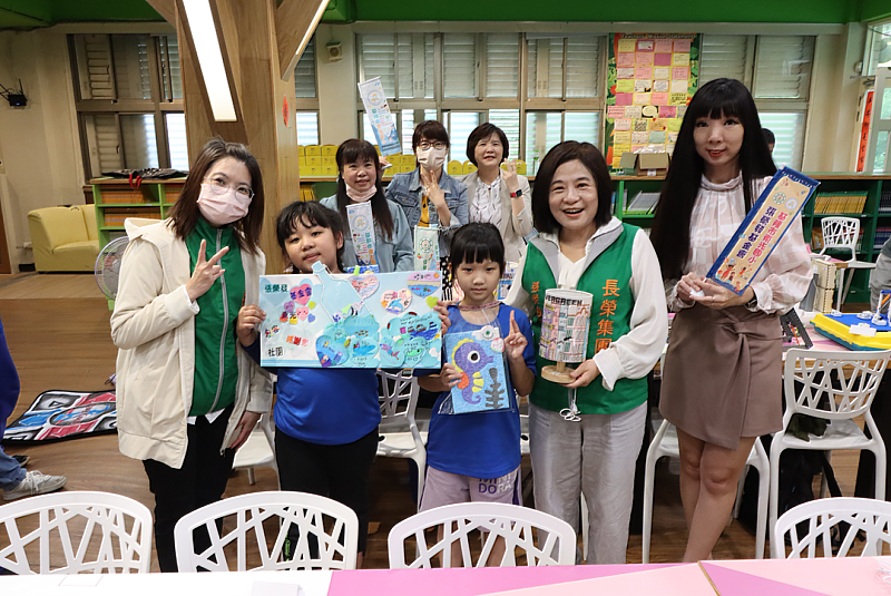 基隆市東光國小校長顏安秀帶領師生參加「創客好好玩」專案成果發表會,並贈送張榮發基金會執行長鍾德美(左二)學生製作與海洋環保永續相關的創客作品。