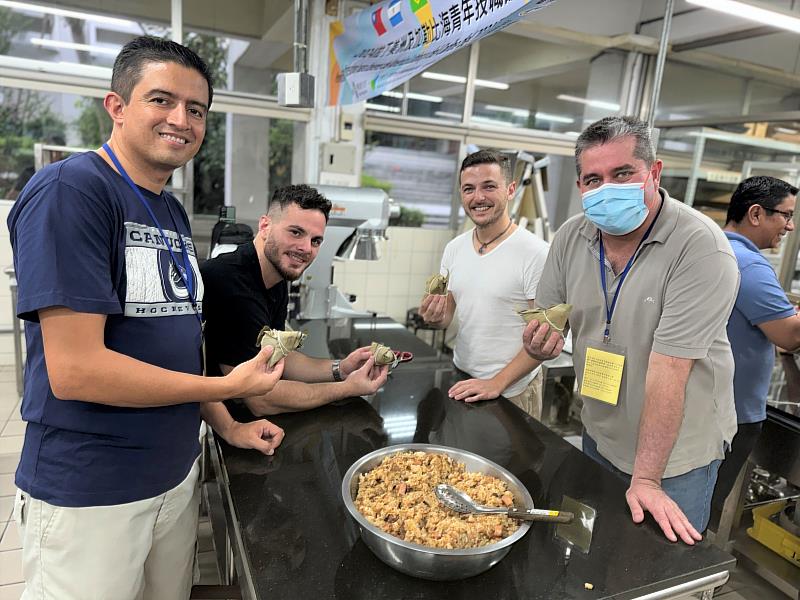 拉丁美洲友好國家學員來台學習電車檢修順帶學習包粽子，體會台灣的民情風俗