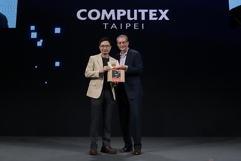 貿協董事長黃志芳與英特爾(Intel)執行長Pat Gelsinger相見歡。(貿協提供)