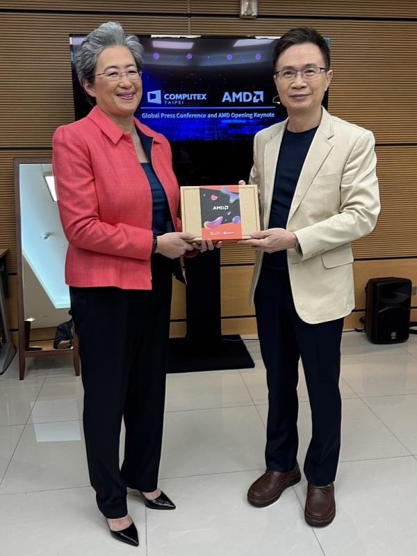 貿協董事長黃志芳與超微(AMD)董事長暨執行長蘇姿丰相見歡。(貿協提供)