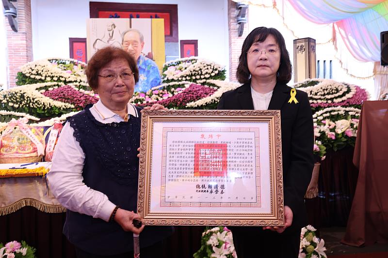 文化部常務次長徐宜君（右）代表頒贈總統褒揚令，由林熺達夫人林鄭阿菊（左）代表受贈。