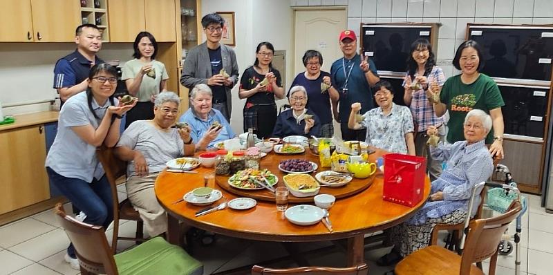 莊慧玲校長(中)率領學務處團隊，於修院致贈修女粽子，提早歡慶端午。