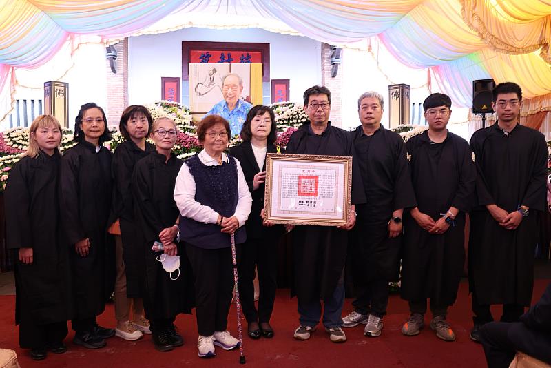 文化部常務次長徐宜君（右5）出席桃園大溪鎮前鎮長林熺達告別式，並代表頒贈總統褒揚令，由林熺達全體家屬代表受贈。