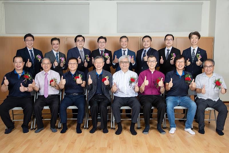 唐彥博校長（前排左二）與董事會董事、校友總會闕玖榮理事長（前排左一）及113年度新科傑出校友（後排）合影。