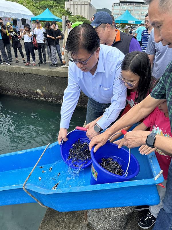 以提水桶至魚梯放流之方式,進行黃錫鯛、布氏鯧鰺、川紋笛鯛等魚苗放流