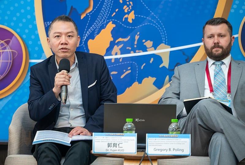 國立中山大學中國與亞太區域研究所所長郭育仁(左)及CSIS主任葛雷格利．波林(右)