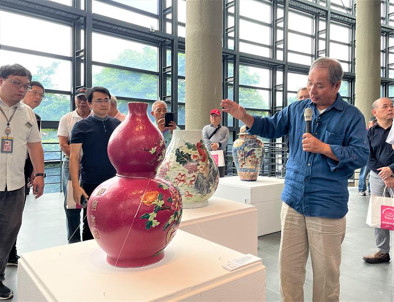 陶瓷工藝師許朝宗親自導覽「古風匯集」、「精彩創新」兩大主題作品。