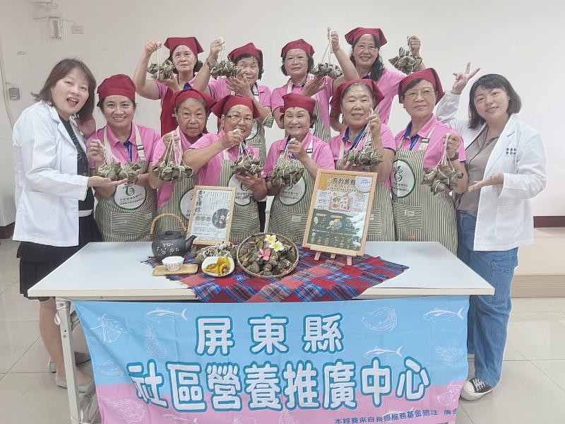 屏東縣社區營養推廣中心營養師與林邊鄉衛生所志工將高齡質地調整及全榖雜糧概念包進「黃金粿粽」