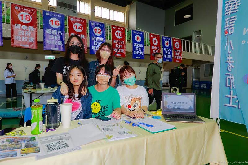 王宜茹(前排左1)參與華語小老師社，協助社團招生