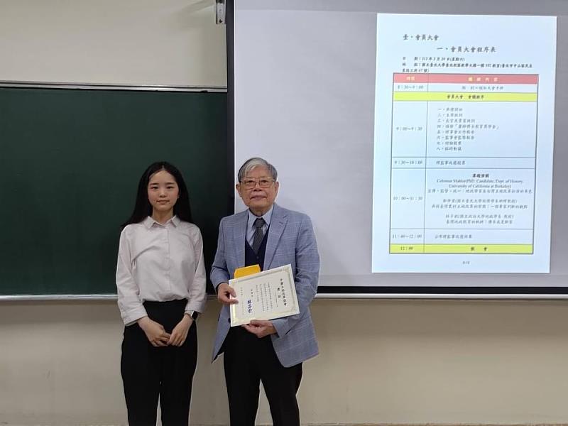 崑大房管系王宜茹(左)獲得蕭錚博士教育獎學金