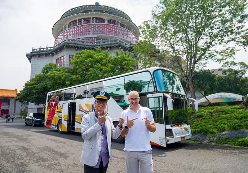 工藝中心主任陳殿禮(左)與吳鳳合影並表示工藝中心將結合工藝產業、觀光旅宿等多元通路，以不同在地工藝路徑與工藝旅遊軸帶跨域串聯工藝文化消費