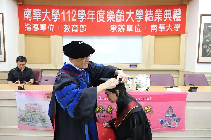 南華大學舉辦樂齡大學結業典禮，高俊雄校長一一為結業的學員撥穗。