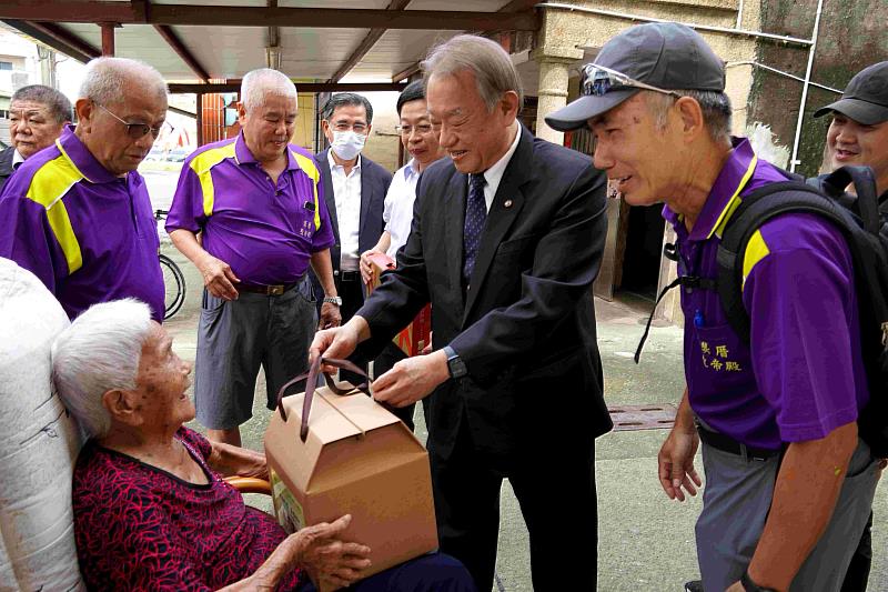 校長龔瑞璋致贈高齡102歲龔佘髻粽子及燕窩，祝她健健康康呷百二。
