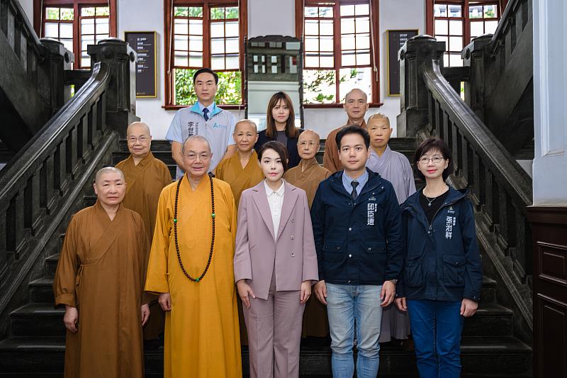 市府團隊與竹市佛教會及寺院住持們合影。