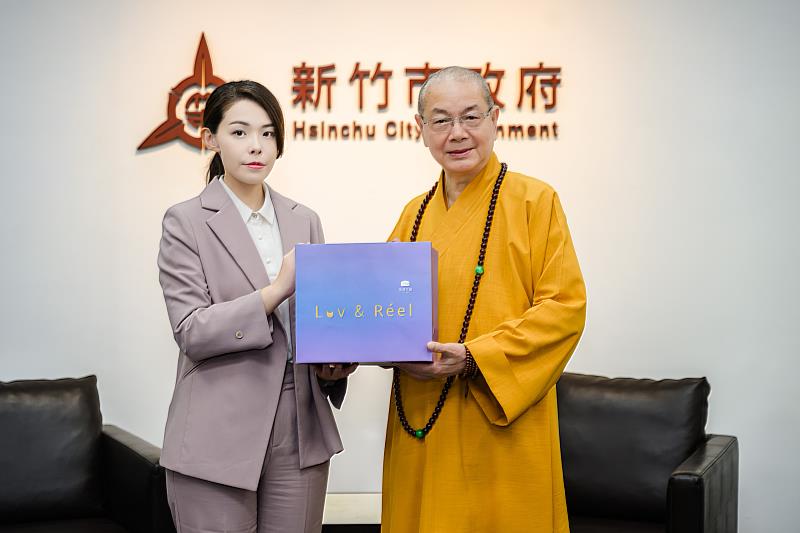 高市長致贈竹市佛教會理事長淨耀法師伴手禮。