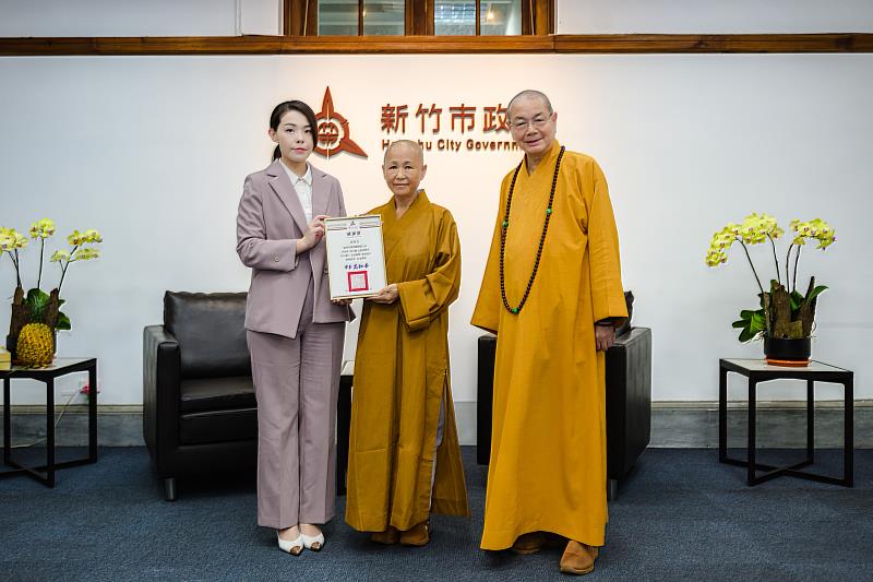 新竹市佛教會聯合捐款2位殉職勇消喪葬費用，市長高虹安致贈感謝狀親表謝意。