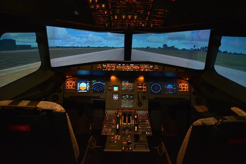 A320模擬機配有180度曲面模擬機，可將駕駛機窗外的景色投射模擬機外的實際環境地形