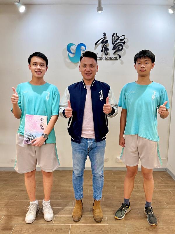 育賢國中戴宗璿同學(左)、蔡昇洋同學(右)