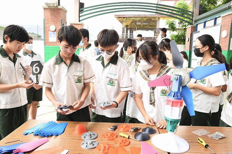 學生於本次活動中體驗組裝風機(圖/臺南市經濟發展局 提供)