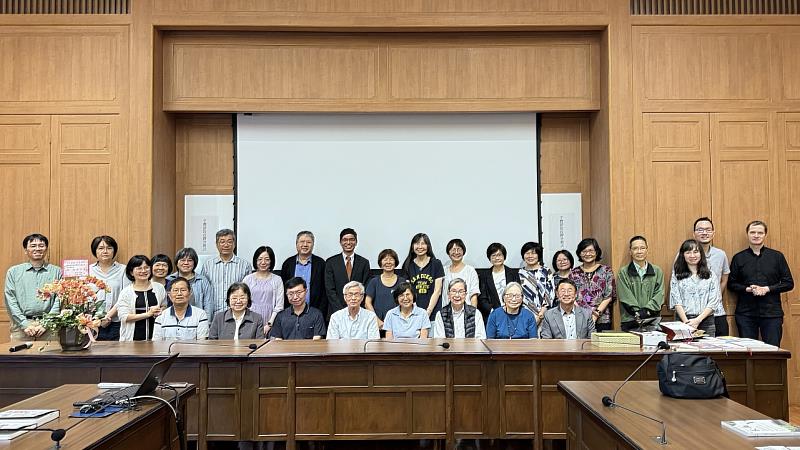 圖3 客發中心與中研院民族學研究所黃宣衛教授共同發表華人靈魂料理新書與會人合影