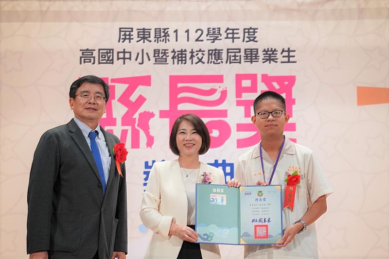 國立屏東高中學生田祐僖(圖右)錄取4校醫學系