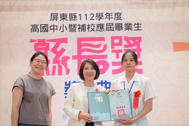 大同高中黃思嬅(圖右)勇奪世界中學跆拳道錦標賽冠軍,文武兼全