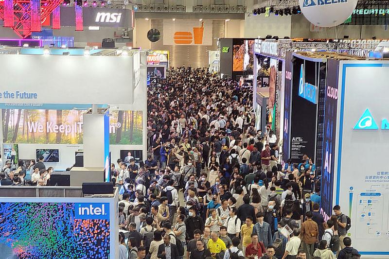 COMPUTEX在為期四天的展覽中，共吸引了來自160個國家與地區85,179名海內外專業人士參觀。受益於生成式AI話題的熱潮以及全球科技重量級人物的參與，參觀人數比去年大幅增加近八成。